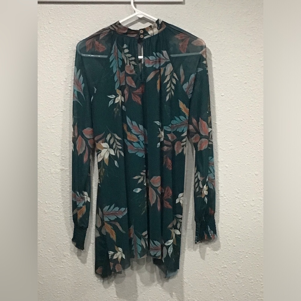Gimmicks by BKE Leaf Print Mesh Henley Top Asymmetrical‎ Hem Keyhole Cut Outs M - Picture 4 of 8